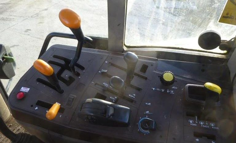 2005 JOHN DEERE 6220 SE LOADER TRACTOR WITH 631 LOADER full