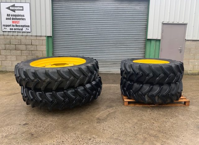 FULL SET OF JOHN DEERE ROW CROP WHEELS & TYRES full